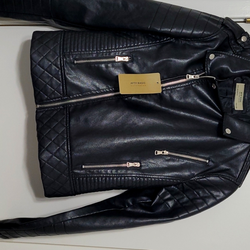 Vegan leather motorcycle jacket Fits size M/L